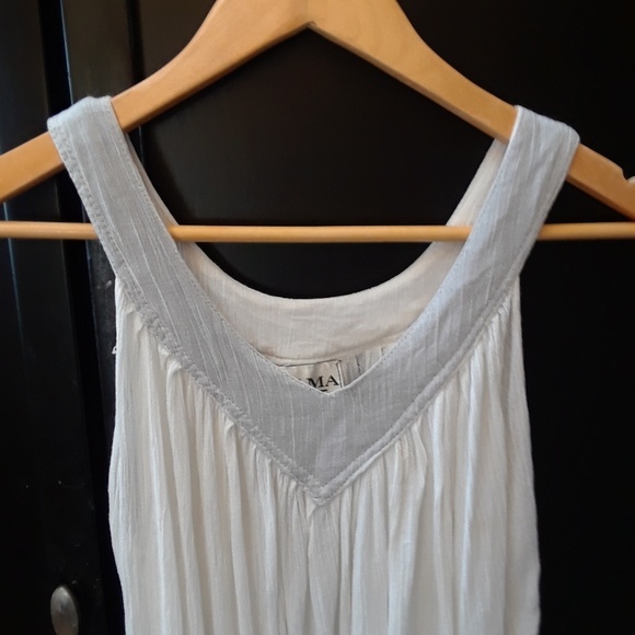 Belma White Crinkle V-Neck Sleeveless Pattern Hem - Picture 4 of 5